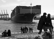 011_26015 |&nbsp; die CMA CGM Carmen auf der Elbe vor der Strandperle - das riesige Schiff wendet auf der Elbe; das 2006 gebaute Containerschiff kann ca. 8500 Container an Bord nehmen; es hat eine L�nge von ca. 330 m und eine Breite von ca. 42m. Im Hamburger Hafen wurden z.B. 2007 fast 10 Mio. TEU umgeschlagen, das sind ca. 140 Millionen Tonnen an Warenumschlag. ( TEU = Standardcontainer, Twenty feet Equivalent Unit ) �www.fotograf-hamburg.de