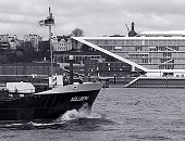 011_26016 |&nbsp; das 1994 gebaute Tankschiff S�llberg hat eine L�nge von 90m und eine Breite von 12,50 - der Tanker hat eine von 3100 dwt ( dead wight tons ) und f�hrt unter der Flagge von Gibraltar. Im Hintergrund moderne Hamburger Architektur am Elbufer, das Dockland. Das schiffs�hnliche B�rogeb�ude bei Hamburg Neum�hlen wurde Anfang 2006 eingeweiht, der Entwurf f�r die preisgekr�nte Architektur kommt aus dem B�ro Bothe, Richter, Teherani.  �ber dem Hausdach ist der Turm der 1738 erbauten Christianskirche in Hamburg Altona / Ottensen zu sehen. �www.fotograf-hamburg.de