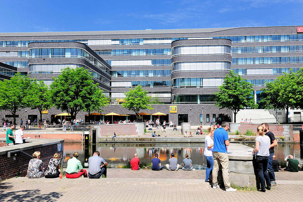 8230 Uferpromenade am Mittelkanal im Hamburger Stadteil Hammerbrook - Mittagspause in der City Sd. Verwaltungsgebude der Deutschen Bahn / DB. 