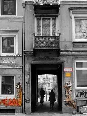 011_25837 | Toreinfahrt in Hamburg St. Pauli; Grnderzeit Architektur - Balkon mit Eisengelnder; Grafitti und Verbotsschilder an der Hauswand.