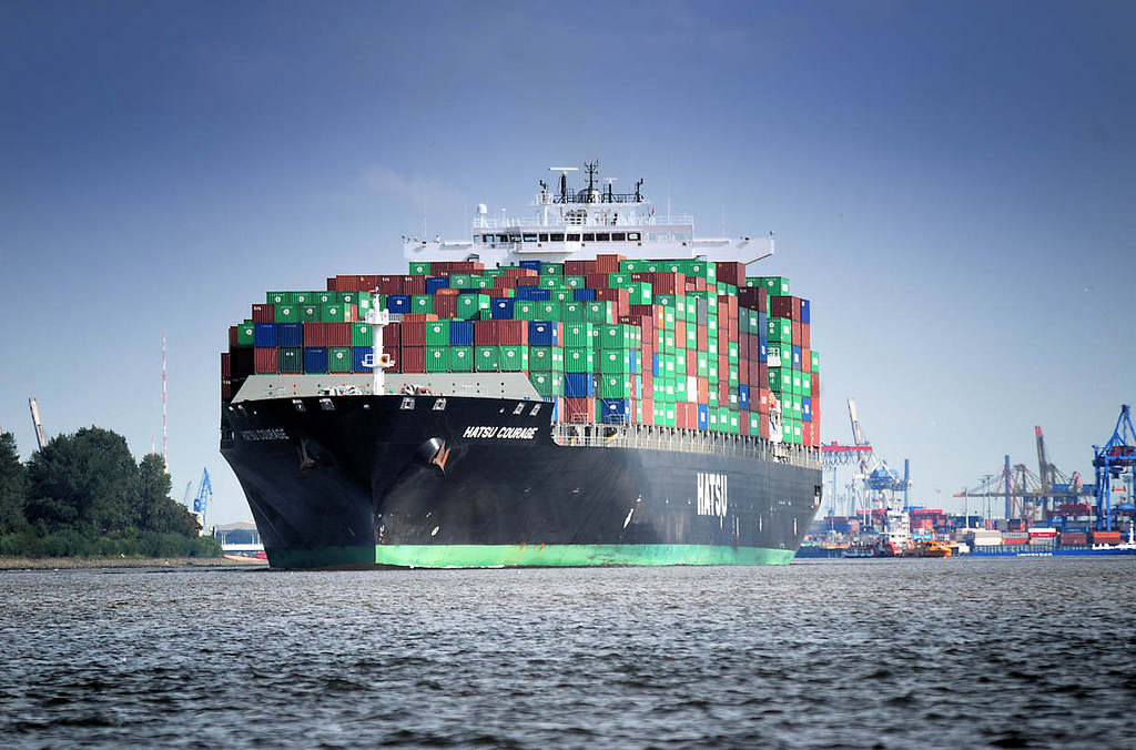 4057 Das Frachtschiff HATSU COURAGE luft mit Containern hoch beladen aus dem Hamburger Hafen aus; das Frachtschiff kann 8073 Container TEU transportieren.  
