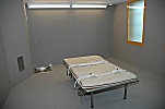 011_25960 | die Beruhigungszelle vom Hochsicherheitsgefngnis Hamburg Billwerder; Blick in den schallisolierten Raum; in der Mitte ein Bettgestell, in der Ecke ein Toilettenbecken mit Toilettepapier.