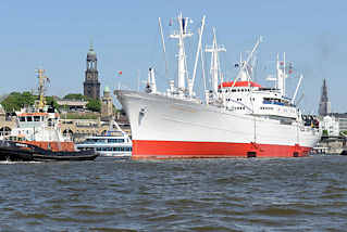 0196 Das Hamburger Museumsschiff Cap San Diego wird mit Schlepperhilfe in die Fahrtrinne der Elbe vor den Landungsbrcken geschleppt.