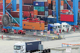 8240 Sattelschlepper / LKW stehen unter dem Portalkran auf dem Gelnde vom Hamburger Container Terminal Altenwerder. 