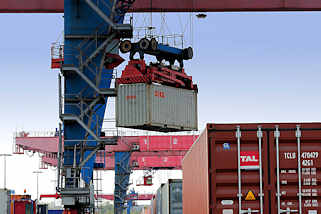 8380 Die Ladung eines Containerzugs wird im Containerbahnhof Hamburg Altenwerder gelscht - einer der Container wird mit einem Portalkran vom Gterwaggon zum Sattelauflieger transportiert. 