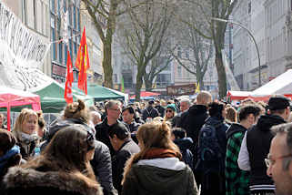 4306 Strassenfest auf der Bartelsstrasse im Hamburger Stadtteil Sternschanze - die Anwohner protestieren mit einem Schanzenfrhjahrsfest gegen die Gentrifizierung ihres Stadtteils. 