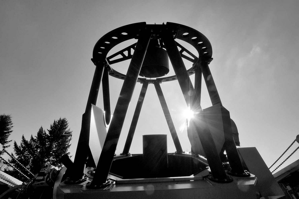 5579-2 Teleskop der Hamburger Sternwarte in Bergedorf im Gegenlicht - Schwarz Wei Aufnahme. Hamburger Sternwarte in Bergedorf. ist eine von der Universitt Hamburg betriebene historische Forschungssternwarte. Sie befindet sich seit 1909 auf dem Gojenberg in Hamburg Bergedorf und steht seit 1996 unter Denkmalschutz.