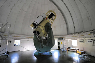 5594 Teleskop der Hamburger Sternwarte in Bergedorf. Die Hamburger Sternwarte in Bergedorf ist eine von der Universitt Hamburg betriebene historische Forschungssternwarte. Sie befindet sich seit 1909 auf dem Gojenberg in Hamburg Bergedorf und steht seit 1996 unter Denkmalschutz.