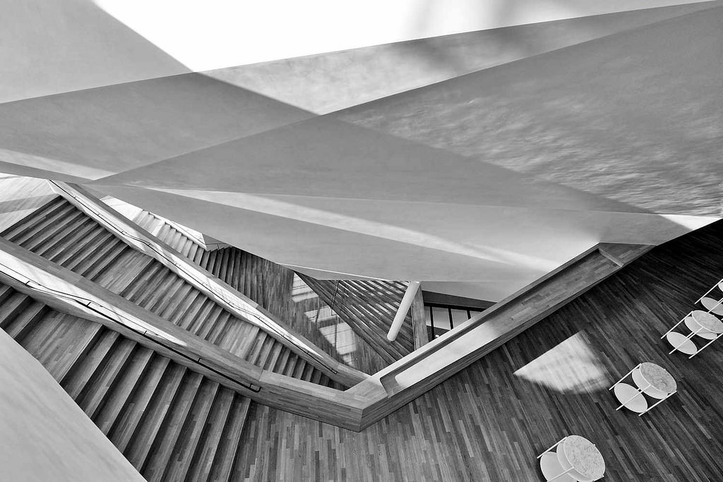 4973 Treppenhaus der Elbphilharmonie / Elphi in der Hafencity der Hansestadt Hamburg - Schwarz Wei Fotografie