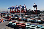 011_25942 | Blick ber die Container Anlage am Euogate / Waltershofer Hafen; lks. ein straddle carrier, im Hintergrund die Portalkrne am Predhlkai.