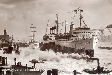019_93787  | Schiffe an der berseebrcke; hinten links der Kaiserspeicher; Schlepper fahren mit Dampf auf der Elbe. ( ca. 1937)