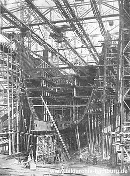 019_93789 | Schiffsbau in der Vulkanwerft; am Schiffsrumpf wird gearbeitet (1911)