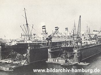 019_937890  | zwei Schwimmdocks, in denen Schiffe zur Reparatur liegen. ( Blohm + Voss ca. 1928 )