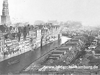 019_93792  | die Gebude auf dem Gelnde der zuknftigen Speicherstadt sind abgerissen; der Bau der Lagerhuser im Hamburger Freihafen beginnt ( Fotografie ca. 1885 ) - lks. der Turm der St. Katharinenkirche.
