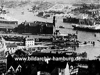 019_93806 | Luftaufnahme, Blick ber den Hamburger Hafen (1930); im Bildzentrum der Kaispeicher / Kaiserspeicher.  