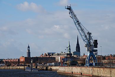 011_25896 | Blick vom Baakenkai in den Baakenhafen und zum stillgelegten Versmannkai; der Hafenkran wird zum Bungeespringen genutzt. Links der Turm der St. Michaeliskirche, dann die Katharinenkirche und der Kirchturm der St. Nikolaikirche.