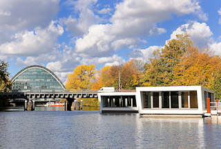 3104 Hochwasserbassin Hamburg Hammerbrook - Schwimmende Häuser, Hausboote - wohnen auf dem Wasser. Im Hintergrund das Bürogebäude Berliner Bogen; Herbstbäume, blauer Himmel - weisse Wolken. 