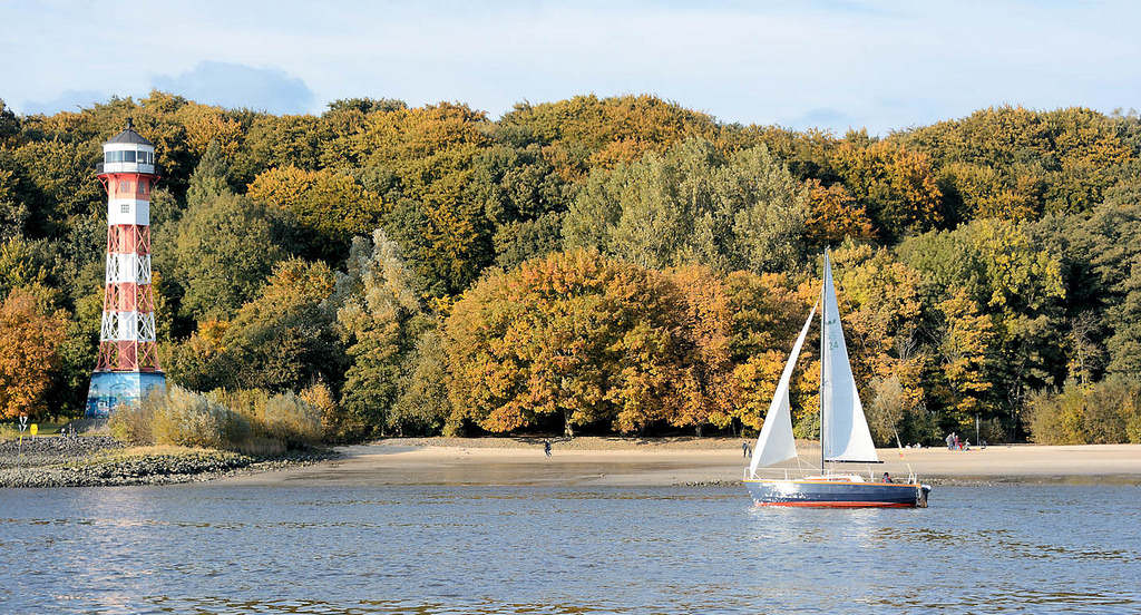 6121 Leuchtfeuer / Leuchtturm Hamburg Wittenbergen - Stadteil Rissen - Wald mit herbstlich gefrbten Bumen - Segelboot in der Sonne.