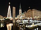 011_25869 | Blick ber die Kleine Alster zum Hamburger Rathausmarkt - ein grosser Lichterbaum ist aufgestellt, ein Weihnachtsmarkt wird abgehalten und das Rathaus ist angestrahlt.