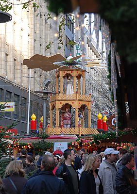 011_25873 | Weihnachtsmarkt auf der Spitaler Strasse; eine grosse Weihnachtspyramide dreht sich ber einem Glhweinstand. 