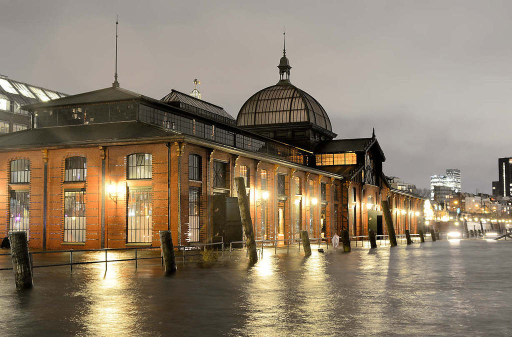 7252 Sturmflut im Hamburger Hafen; Hochwasser auf dem Altonaer Fischmarkt - die Elbe ist ber die Kaimauer getreten - Altonaer Fischauktionshalle unter Wasser. 