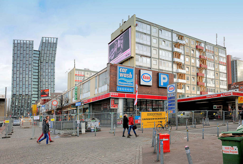 4436 Essotanktstelle, Essohuser und Gewerbe, Lden des Esso-Areals am Spielbudenplatz - im Hintergrund die neue, moderne Architektur der sogen. Tanzenden Trme. 