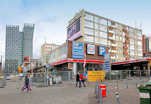 4436 Essotanktstelle, Essohäuser und Gewerbe, Läden des Esso-Areals am Spielbudenplatz - im Hintergrund die neue, moderne Architektur der sogen. Tanzenden Türme.