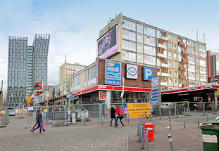 4436 Essotanktstelle, Essohuser und Gewerbe, Lden des Esso-Areals am Spielbudenplatz - im Hintergrund die neue, moderne Architektur der sogen. Tanzenden Trme.