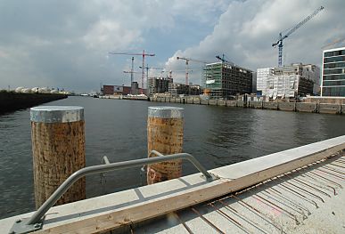 011_25862| Blick von der Marco Polo Terrasse; am zwei Duckdalben aus Holz knnen Schiffe anlegen.