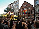 011_25854 | Christopher Street Day (CSD) Parade in der Langen Reihe; Regenbogenfahne mit dem Red Ribbon, das die Solidaritt mit AIDS betroffen ausdrckt.