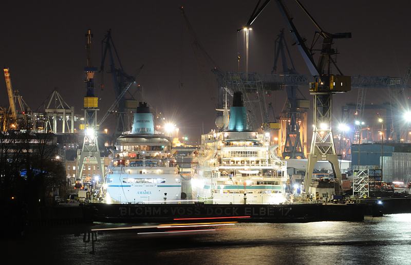 100_4564 | Schiffsfotos aus dem Hamburger Hafen - Nachtaufnahme;  Die Kreuzfahrtschiffe AMADEA und ALBATROSS liegen nebeneinander im Trockendock Elbe 17 der Hamburger Werft Blohm + Voss und sind hell beleuchtet. Die MS AMADEA wurde 1993 in Dienst gestellt und hat bei einer Besatzung von 280 Mann ca. 600 Passagiere an Bord. Die MS ALBATROS wurde 1973 gebaut und hat Kabinen fr ca. 830 Passagiere.