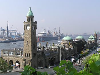 011_25844 |  Blick vom Stintfang auf die Hamburger Landungsbrcken; die Kuppelgebude der St. Pauli- Landungsbrcken wurden zwischen 1907 bis 1909 errichtet und dienten der Abfertigung von berseepassagier- Dampfern. Die mehr als 200m lange Anlage wurde von den Architekten Raabe & Whlecke entworfen. 