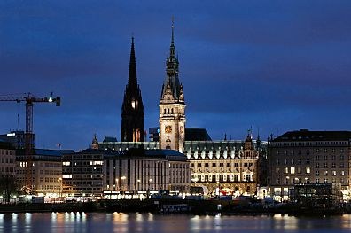 011_25846 |  Blick ber die Binnenalster bei Nacht auf die Hamburger Innenstadt; das beleuchtete Rathaus Hamburg, daneben der Turm der St. Nikolaikirche - Mahnmal.