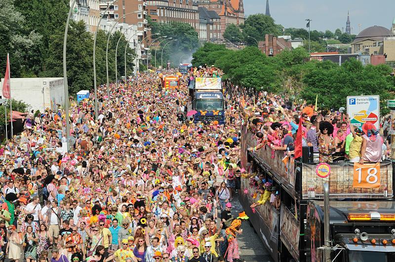 Schlagermove Hamburg - Truckparade in der St. Pauli Hafenstrae. 128_0058 | Schlagermove Hamburg - 44 Trucks fahren auf der Parade des Hamburger Schlagermoves durch Hamburg St. Pauli. Zwischen 300 000 und 500 000 im Stil der 1970er Jahre geschmckten Besucher und Besucherinnen sumen die Strecke des Konvois, der nach dem Motto "Ein Festival der Liebe" dekoriert ist und sangen die alten deutschen Schlager mit, die aus den Lautsprechern der Lastwagen drhnen.