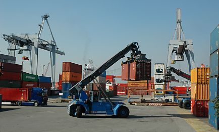 011_25842 | der Hamburger Hafen, ein moderner Gterumschlagsplatz; gestapelte Container; Containerbrcken mit Laufkatze, ein Carrier mit quergestellten Rdern transportiert seine Fracht sowie ein LKW mit Container-Ladung.