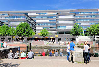 8230 Uferpromenade am Mittelkanal im Hamburger Stadteil Hammerbrook - Mittagspause in der City Sd. Verwaltungsgebude der Deutschen Bahn / DB.