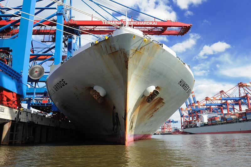 138_3639| Am Burchardkai des Waltershofer Hafenbeckens liegt die 336m lange und 46m breite HUMBER BRIDGE und wird beladen. Das 2006 gebaute Containerschiff kann mit ca. 9000 TEU Standard-Containern beladen werden. Mit vier Tauen wird der Schiffsbug an den Pollern des Hafenkais festgemacht - die Schiffsanker werden im Hafen kaum genutzt.  bilder-hamburg.de