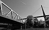 011_25834 | Eisenbahnbrcke ber den Kanal; im Hintergrund die Pfeiler der Khlbrandbrcke.