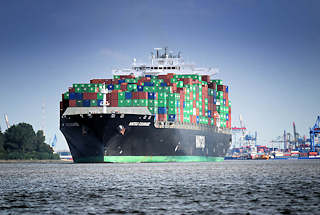 4057 Das Frachtschiff HATSU COURAGE läuft mit Containern hoch beladen aus dem Hamburger Hafen aus; das Frachtschiff hat eine Länge von 334 m und kann 8073 Container TEU transportieren. 