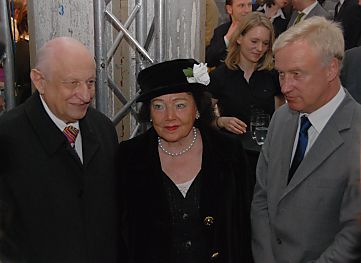 011_25915 | das Ehepaar Helmut und Hannelore Greve haben 30 Mio. Euro fr den Bau der neuen Konzerhalle "Elphilharmonie"  gespendet; re. der Hamburger Brgermeister Ole von Beust.   