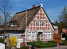 011_25921 | Fachwerkhaus, mit Reet gedeckt an Hamburgs Stadtgrenze im Alten Land; das gelbe Schild mit der Aufschrift Hamburg am Strassenrand weist den Autofahrer darauf hin.