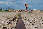 011_25929 | im Sand verschttet die Fhrungsschiene eines Hafenkrans am Strandkai - im Hintergrund der Viewpoint / Aussichtsturm, der den Hamburgtouristen einen berblick ber die Entwicklung der Hafencity gibt.