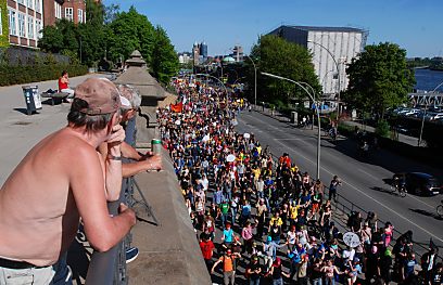 011_25932 | mit nacktem Oberkrper und der Bierdose in der Hand beobachten zwei Mnner den Demonstrationszug des Euromayday an den St. Pauli Landungsbrcken.