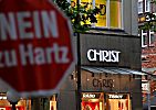 011_25934 | Mehrer Mal hat in Hamburg der Bettlermarsch durch die Hamburger Innenstadt auf die wachsende Armut in der Hansestadt aufmerksam gemacht. Motto  "Denn die einen sind im Dunkeln Und die andern sind im Licht. Und man siehet die im Lichte. Die im Dunkeln sieht man nicht." - (Bertold Brecht / Dreigroschenoper).