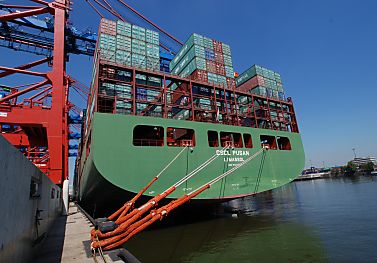 011_25944 | mit drei dicken Seilen ist das Heck des Containerfrachter an eisernen Pollern am Hafenkai fest gemacht. 