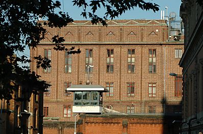 011_25955 | das Klinkergebude vom Hamburger Untersuchungsgefngnis am Holstenglacis; die hohe Steinmauer ist mit Stacheldraht abgesichert - vom Wachturm kann der Gefngnishof eingesehen werden.