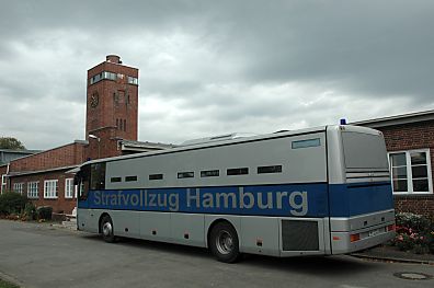 011_25958 | Eingang der Justizvollzugsanstalt Glasmoor; das Gefängnis wurde 1928 fertig gestellt; den Entwurf für die Gefängnisanlage lieferte der Hamburger Oberbaudirektor Fritz Schumacher. Ein Bus vom Strafvollzug Hamburg steht vor dem Eingang, um Gefangene abzuholen.