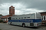 011_25958 | Eingang der Justizvollzugsanstalt Glasmoor; das Gefngnis  wurde 1928 fertig gestellt; den Entwurf fr die Gefngnisanlage lieferte der Hamburger Oberbaudirektor Fritz Schumacher. Ein Bus vom Strafvollzug Hamburg steht vor dem Eingang, um Gefangene abzuholen. 