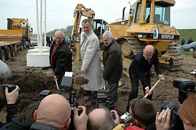 011_25962 | der symbolische "erste Spatenstich"  fr die Verlngerung der lange von den Anwohnern, Kirchengemeinde und Bauern bekmpfte Airbus - Landebahn. lks. Hamburgs Wirtschaftssenator Gunnar Uldall, Airbus-Chef Gerhard Puttfarcken, Hartmut Wegener re. - im Hintergrund Planierraupe, Bagger und Tieflader.Das Medienereignis wird von vielen Fotografen / Kameraleuten fest gehalten.