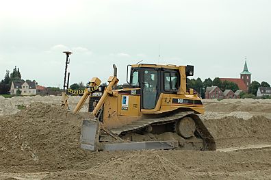 011_25964 | Bulldozer auf der Baustelle zur Airbus Startbahnverlngerung Hamburg Neuenfelde / Finkenwerder; im Hintergrund die St. Pankratiuskirche von Neuenfelde.